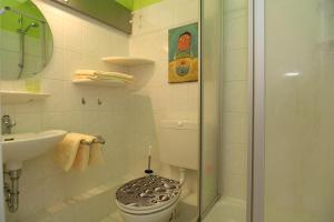 ヘルヌムにあるFerienwohnung Bartramのバスルーム(トイレ、洗面台、シャワー付)