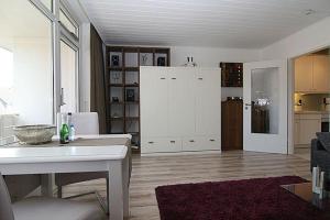 ein Wohnzimmer mit einem Sofa und einem Tisch in der Unterkunft Ferienwohnung Ferlings in Hörnum