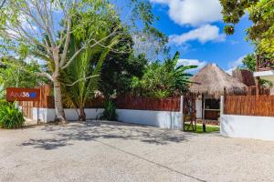 una señal frente a una casa con una valla en Azul 36 Hotel, en Bacalar