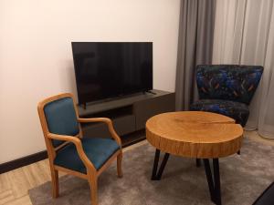 Televízia a/alebo spoločenská miestnosť v ubytovaní Apartament - Kluszkowce nad Jeziorem Czorsztyńskim