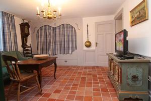 ヘルヌムにあるFriesenstubeのリビングルーム(テーブル、テレビ付)、テーブルテレビ付きの部屋 +4枚の写真