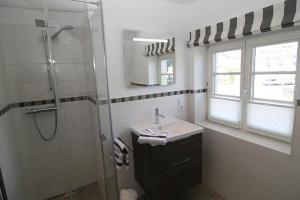 Ferienwohnung Haus Claßen 35qmにあるバスルーム +5枚の写真