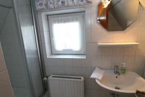 ヘルヌムにあるHaus Gräpel App 5のバスルーム(洗面台、窓付)