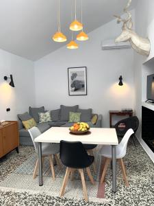 ein Wohnzimmer mit einem Tisch und einem Sofa in der Unterkunft Palm House 10 in Benalmádena
