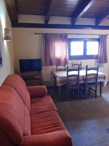 a living room with a couch and a dining room table at Apartamentos Farrai llova in Señiu