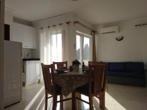a dining room table with chairs and a blue couch at Apartamento Rey-Piscina in Denia