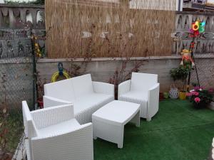 un gruppo di sedie e tavoli bianchi su un patio di white house 1492..il sogno continua.. a Brescia