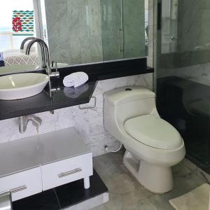 un baño con inodoro y lavabo en Hermosos Apartamentos Frente Al Mar, en San Andrés 36 fotos más
