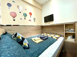 香港にあるParis Guesthouse-Tsim Sha Tsui Mansionのベッドルーム1室(壁に熱気球が付いたベッド1台付)