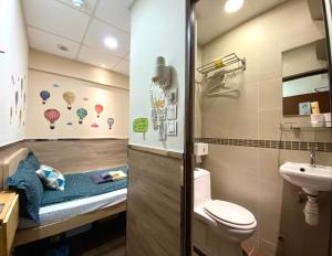 香港Royal Paris Guest House 皇家巴黎賓館的带马桶和水槽的浴室