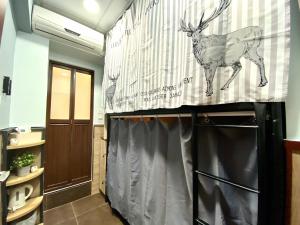 香港Royal Paris Guest House 皇家巴黎賓館的浴室设有淋浴帘和鹿