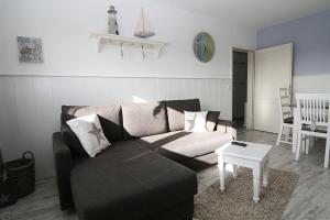 ein Wohnzimmer mit einem Sofa und einem Tisch in der Unterkunft Lüddn Traum in Hörnum