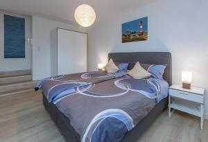1 dormitorio con 1 cama grande y un faro rojo en Nils Holgerson NH2 en Hörnum