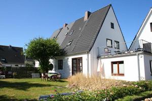 una gran casa blanca con techo de gambrel en Nils Holgerson NH2 en Hörnum