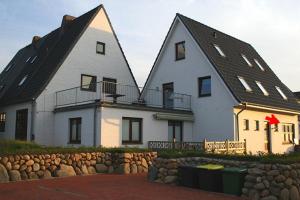 ヘルヌムにあるNils Holgerson 3の黒屋根の大白い家