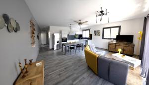 sala de estar con sofá y mesa en Rhum Cahuette T3 climatisé en Manapany-les Bains