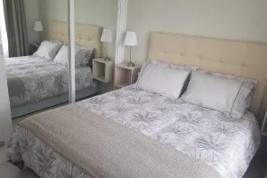 una camera con letto e specchio di Rancho B - 4 a Mijas Costa