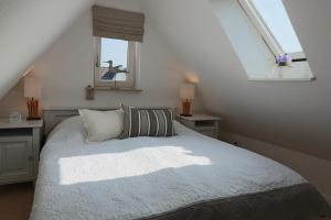 ヘルヌムにあるSüdspitze 01のベッドルーム1室(ベッド1台、窓2つ付)