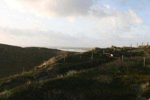 ヘルヌムにあるFerienwohnung Filterの海の見える丘の脇の柵