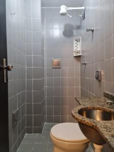 uma casa de banho com um WC e um lavatório em Hotel Montana Aeroporto em Brasília