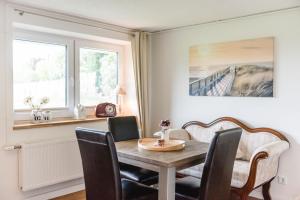 a dining room with a wooden table and chairs at fewo1846 - Strandkieker - strandnahes Apartment mit Gartenmitbenutzung in Flensburg