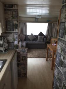 Η κουζίνα ή μικρή κουζίνα στο L&g FAMILY HOLIDAYS 4 BERTH CORAL BEACH GEN FAMILYS ONLY AND LEAD PERSON MUST BE OVER 30