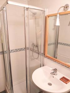 een badkamer met een douche en een wastafel bij El Duplex Luanquino in Luanco