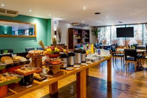 a buffet line in a hotel with food on it at EXCELENTE Flat proximo ao Shopping Ibirapuera in Sao Paulo