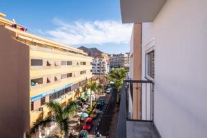 vista su una strada cittadina con palme e edifici di Bubu Beach 1-A a Los Cristianos