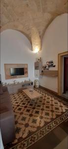 een woonkamer met een bank en een tafel in een kamer bij Gioiellino Salentino in Nardò