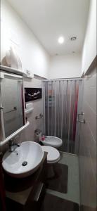 een badkamer met 2 wastafels en een douche bij Gioiellino Salentino in Nardò