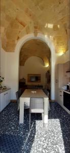 een eetkamer met een tafel en een keuken bij Gioiellino Salentino in Nardò