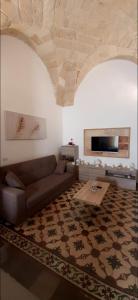 een woonkamer met een bank en een tafel bij Gioiellino Salentino in Nardò