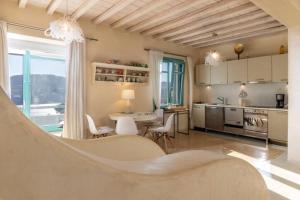 พื้นที่นั่งเล่นของ Cycladic Luxury and Comfort in Kalo Livadi