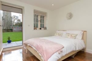 Tempat tidur dalam kamar di Breckland Cottage - Secluded Country Getaway