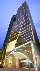 香港的住宿－木的地酒店，一座高大的建筑,有很多窗户