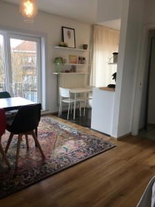 a living room with a dining table and a kitchen at Guesthouse Poppies in Ostend