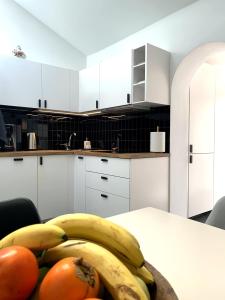 A kitchen or kitchenette at Palm House 10