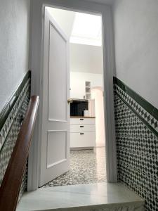 A kitchen or kitchenette at Palm House 10