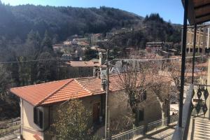 Vistas a una ciudad con una montaña en el fondo en Casa Nanda Badia Prataglia, en Badia Prataglia