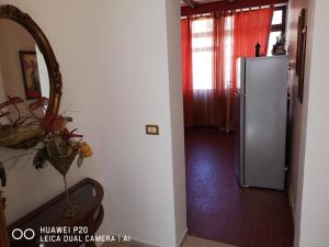 einen Flur mit einem Kühlschrank aus Edelstahl in einem Zimmer in der Unterkunft La casa di nicola in Trapani
