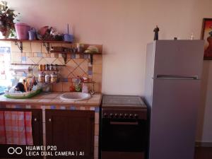 eine Küche mit Kühlschrank und Spüle in der Unterkunft La casa di nicola in Trapani