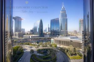 widok na miasto z wysokimi budynkami w obiekcie 1BR Apartment at Armani Hotel Residence by Luxury Explorers Collection w Dubaju