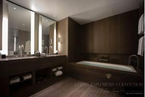 Ett badrum på 1BR Apartment at Armani Hotel Residence by Luxury Explorers Collection