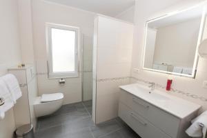 Bilik mandi di Hotel Alter Muschelsaal