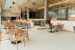 a restaurant with tables and chairs and a bar at Emporio Cancun - Buy All Inclusive Option in Cancún