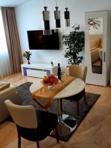 Televízia a/alebo spoločenská miestnosť v ubytovaní Nobless Apartments Holedná Brno