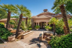uma casa grande com palmeiras em frente em Villa Comfort condo em Scottsdale