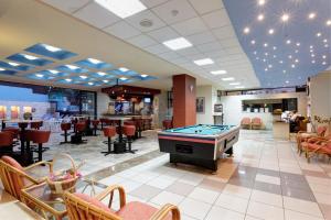 Biliardový stôl v ubytovaní Agrabella Hotel