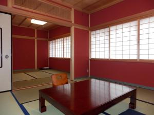 an empty room with a table and a chair at Sumiyoshiya in Kanazawa